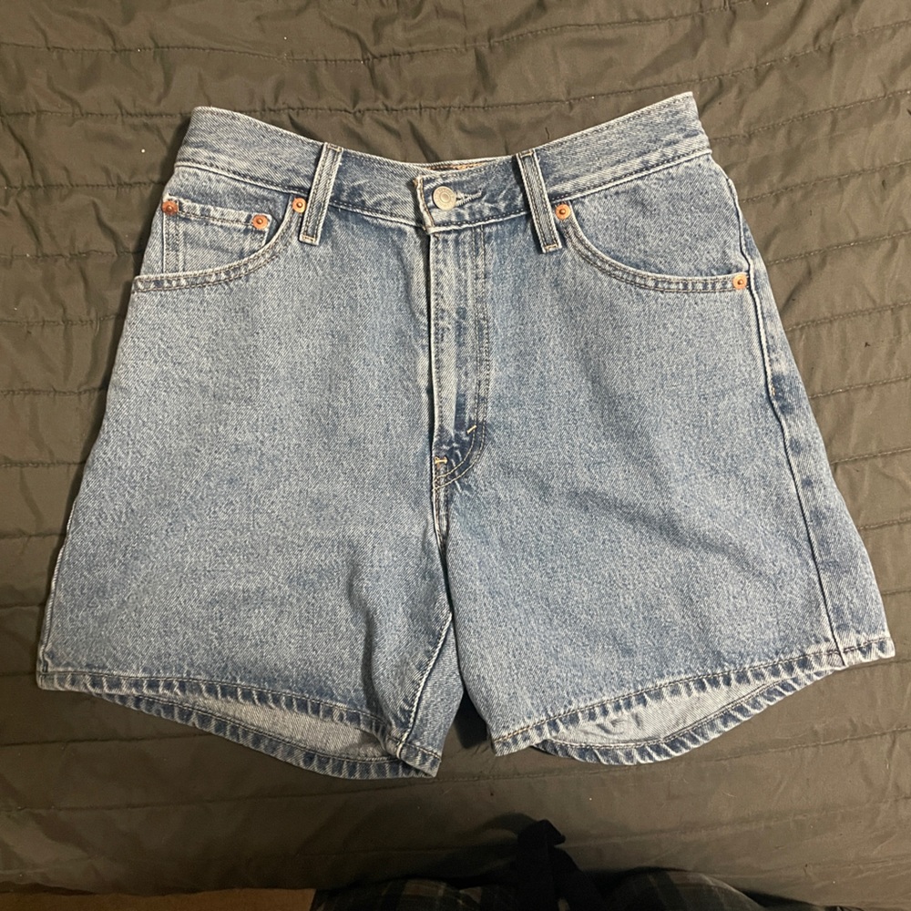 Levi’s Cinch Denim Shorts in Size 26